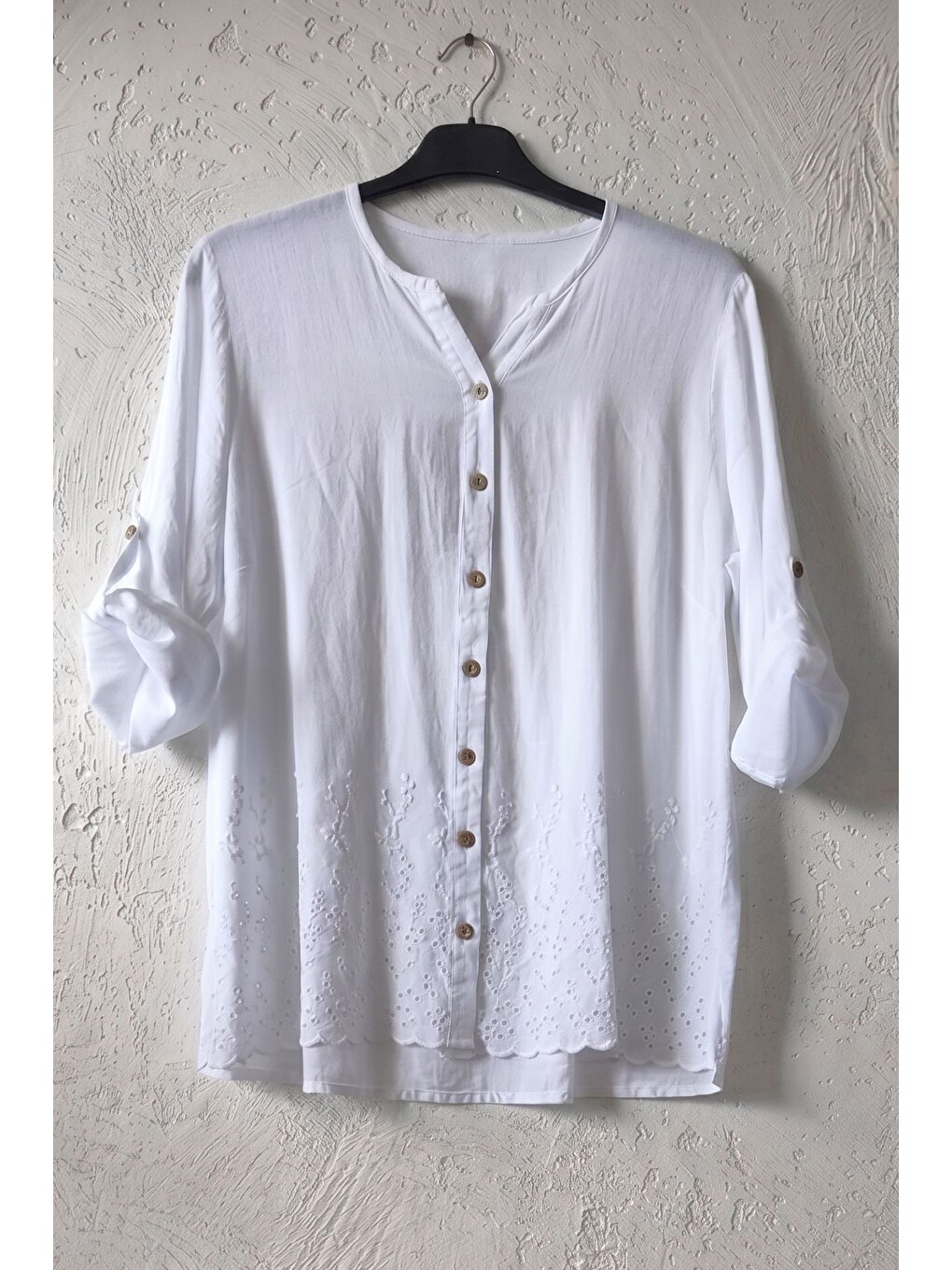 Beyaz Yuvarlak Yaka 3/4 Kol Düğmeli Yırtmaçlı Delikişi Nakışlı Casual Pamuklu Dokuma Bluz 70 56-1