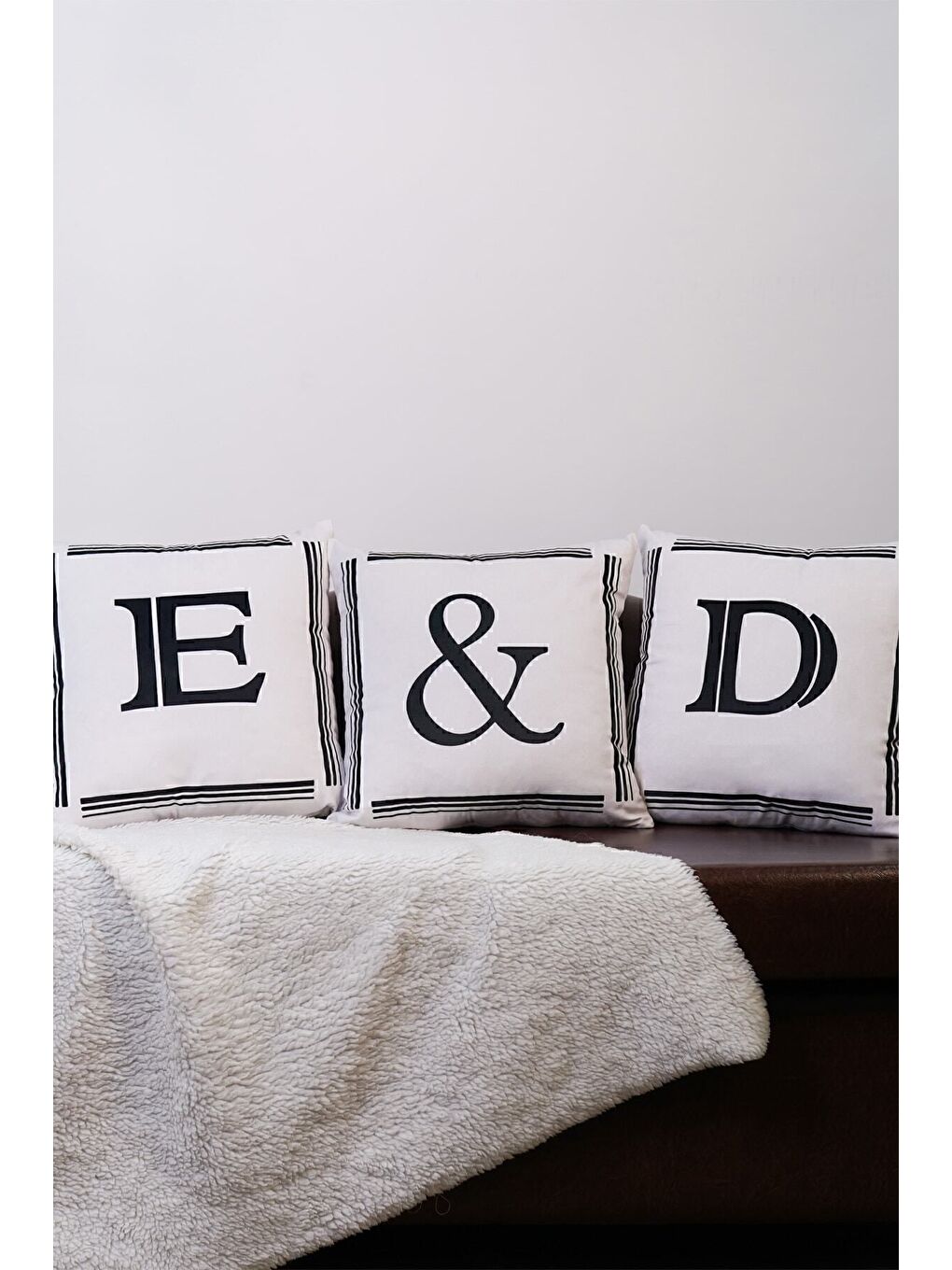 Beyaz Harfli Kırlent Kılıfı Kadife 43x43 Cm Çift Taraflı P Harfi Kedi Desenli Evlilik Teklifi Doğum Günü-5