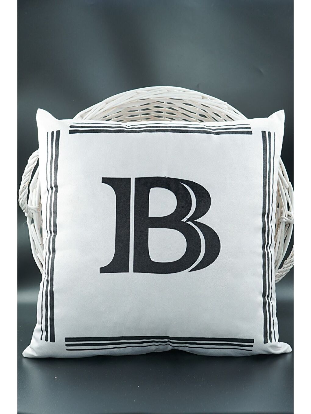 Beyaz Harfli Kırlent Kılıfı Kadife 43x43 Cm Çift Taraflı B Harfi Kedi Desenli Evlilik Teklifi Doğum Günü