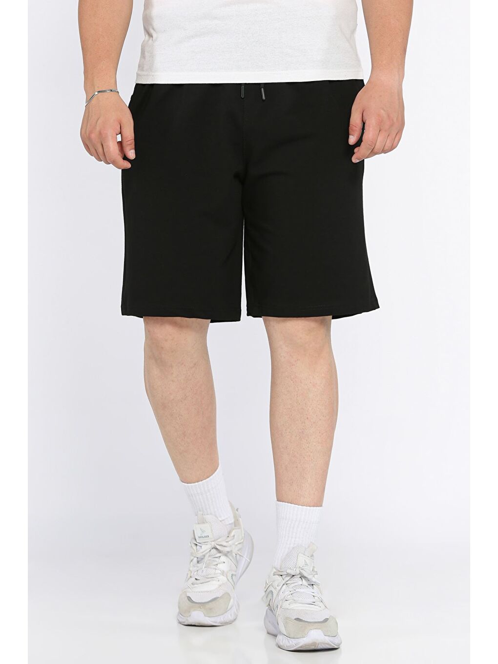 Siyah Erkek Şerit Detaylı Bel Lastikli Şort