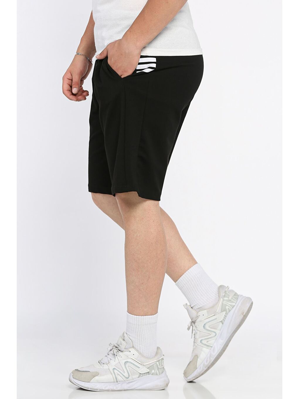 Siyah Erkek Şerit Detaylı Bel Lastikli Şort-1