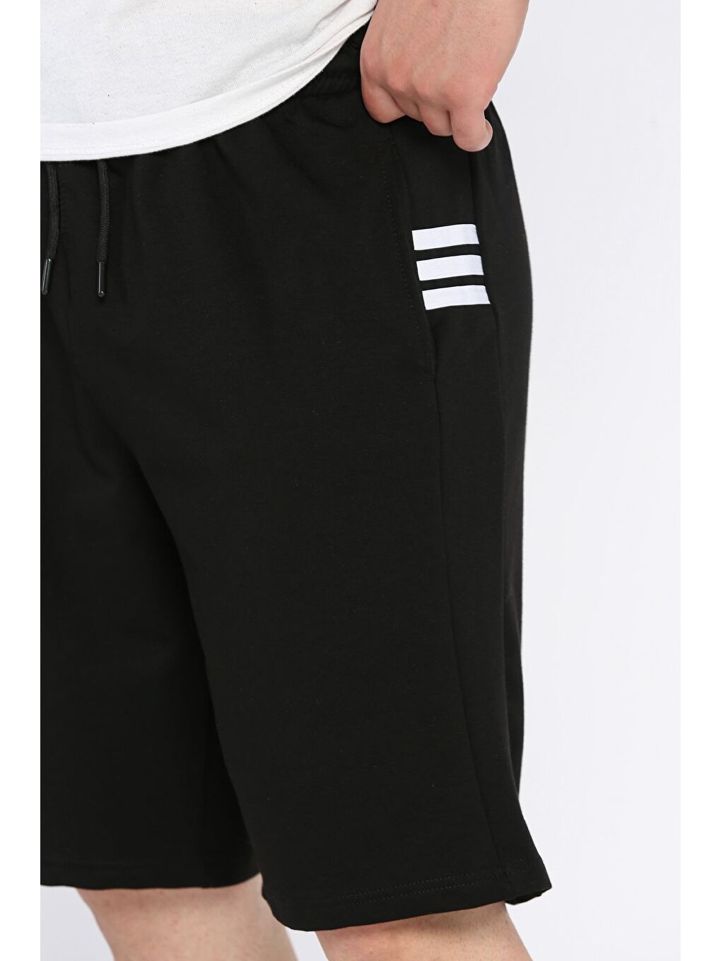 Siyah Erkek Şerit Detaylı Bel Lastikli Şort-3