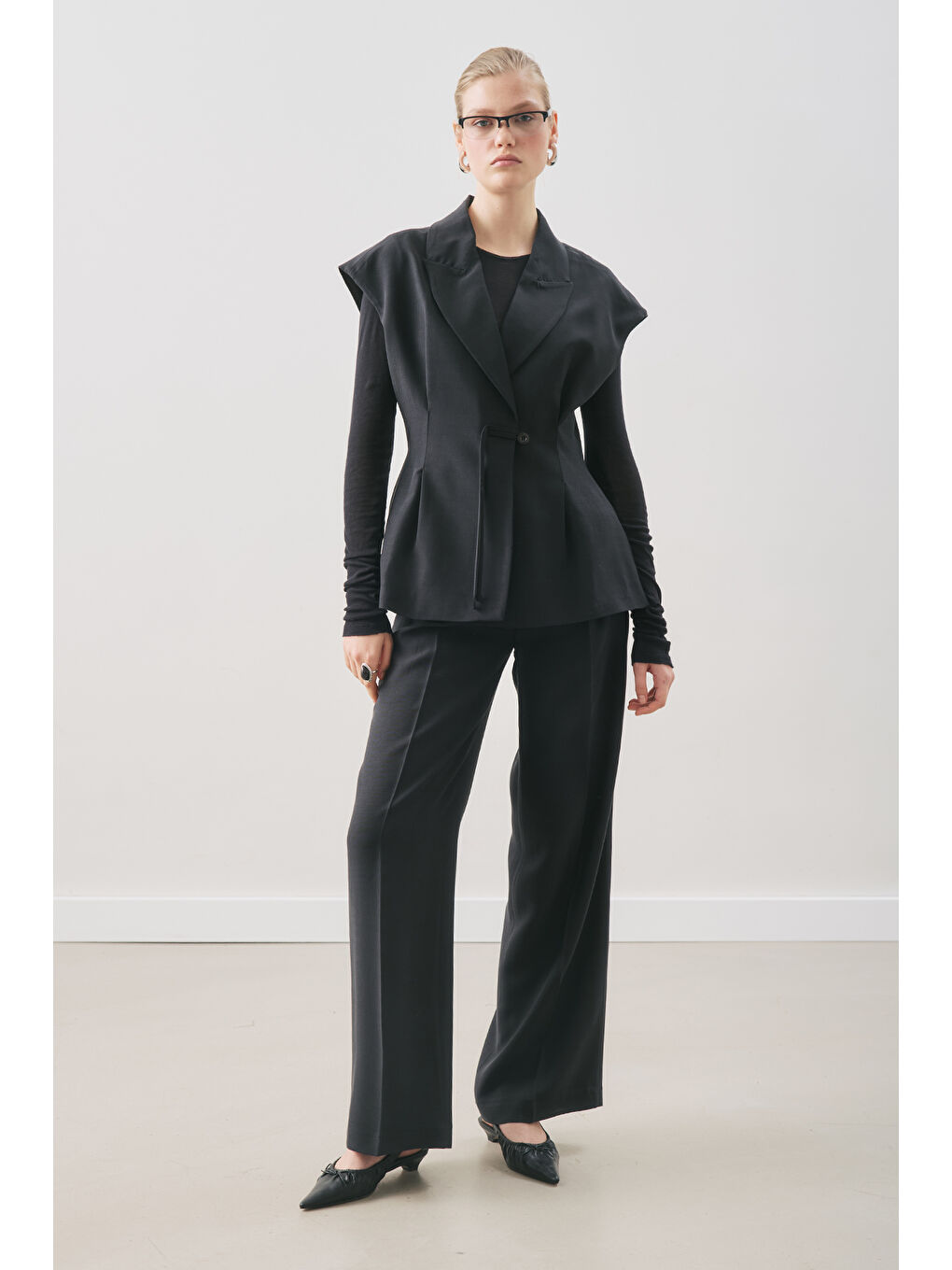 Dökümlü Lyocell Kemerli Yelek Siyah-1