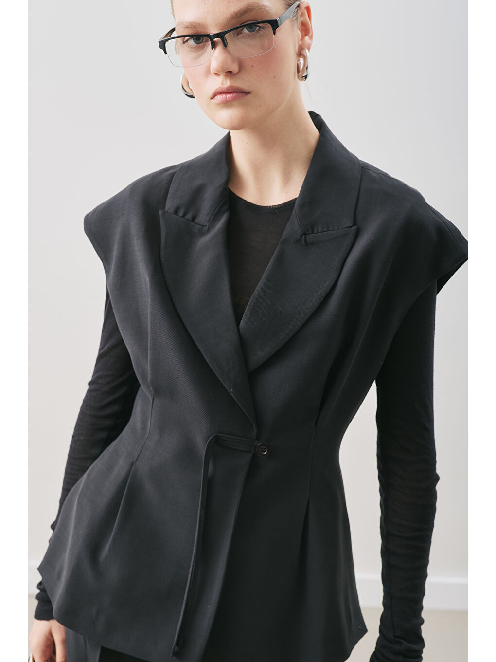 Dökümlü Lyocell Kemerli Yelek Siyah-2
