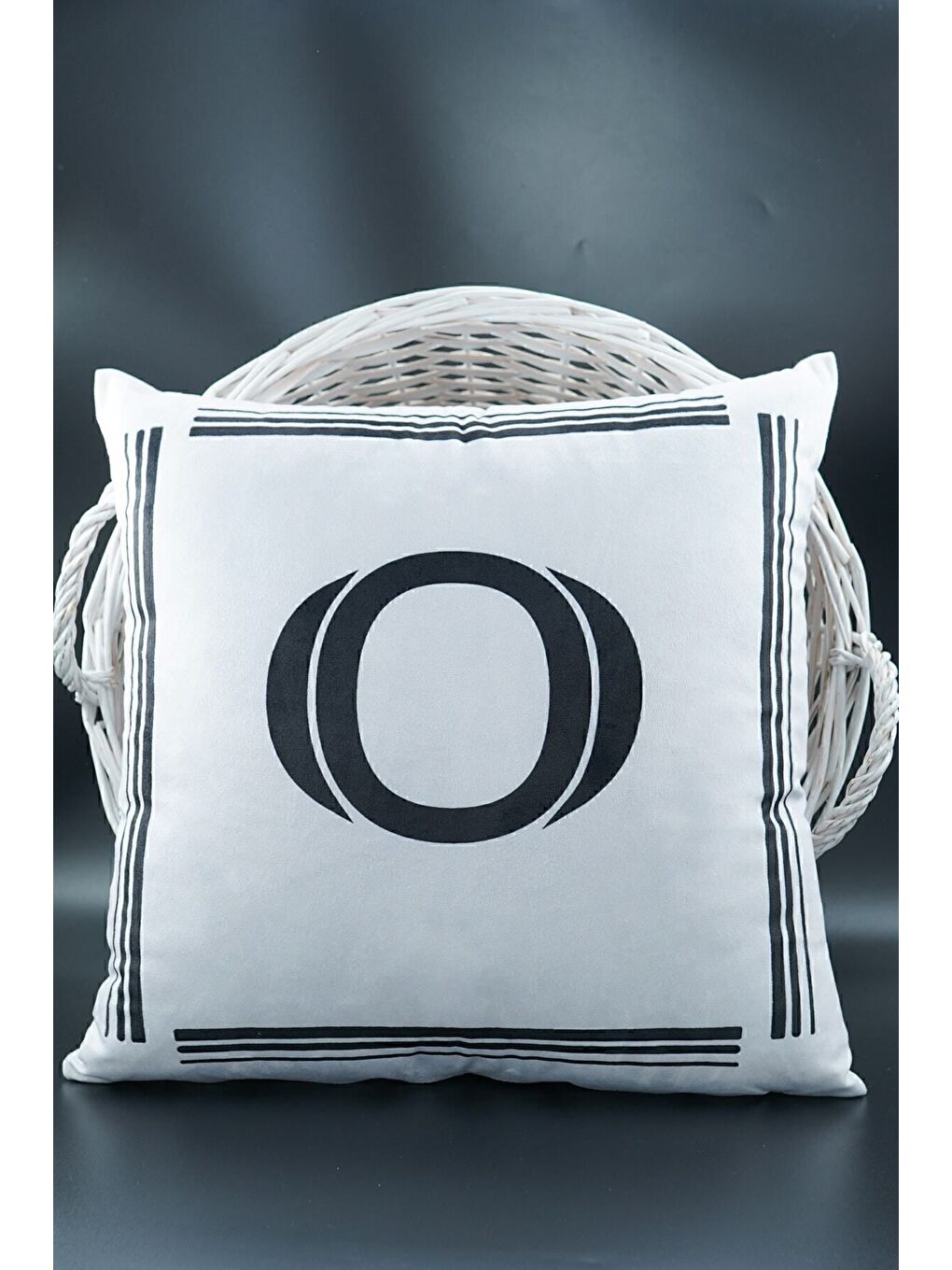 Beyaz Harfli Kırlent Kılıfı Kadife 43x43 Cm Çift Taraflı O Harfi Kedi Desenli Evlilik Teklifi Doğum Günü