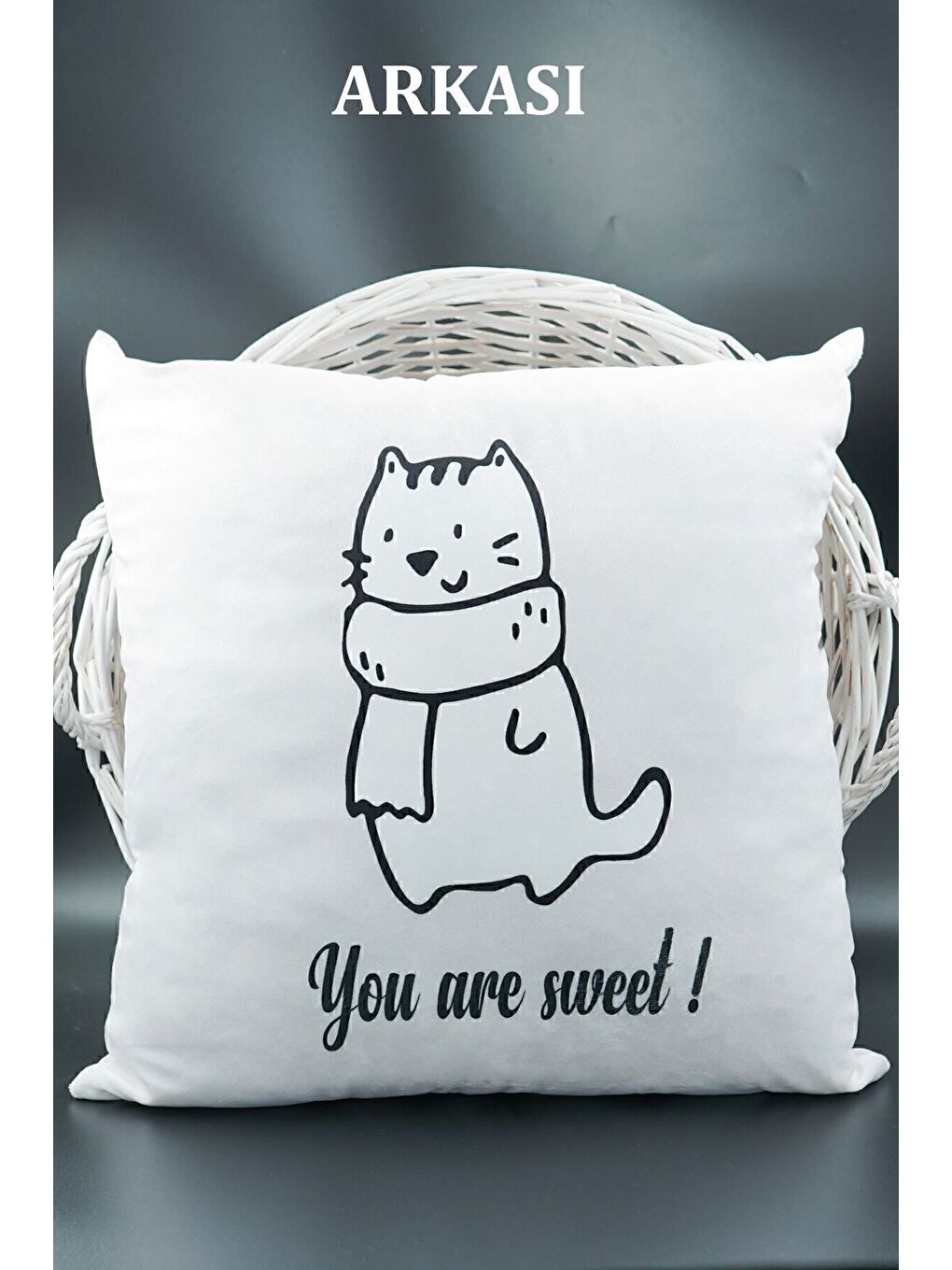 Beyaz Harfli Kırlent Kılıfı Kadife 43x43 Cm Çift Taraflı O Harfi Kedi Desenli Evlilik Teklifi Doğum Günü-1