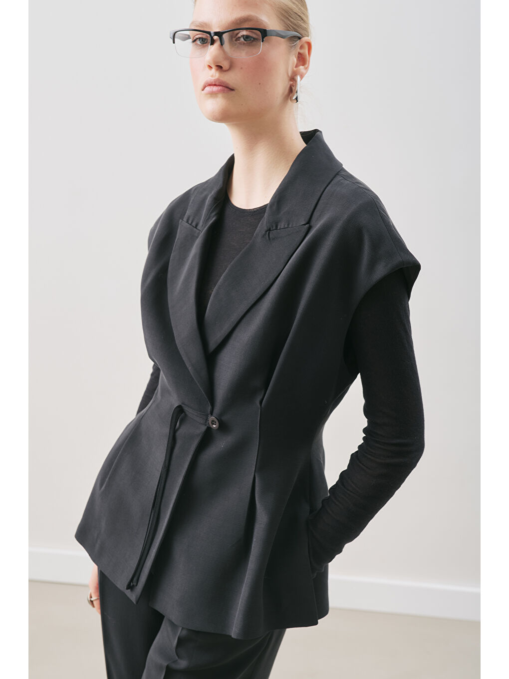 Dökümlü Lyocell Kemerli Yelek Siyah-4