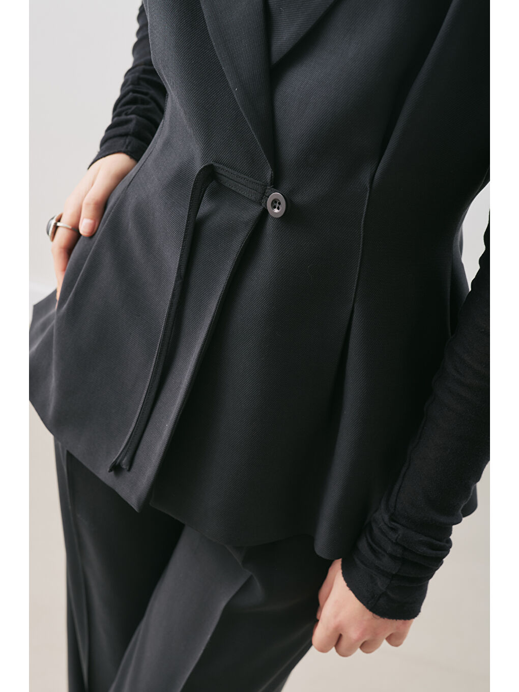 Dökümlü Lyocell Kemerli Yelek Siyah-5