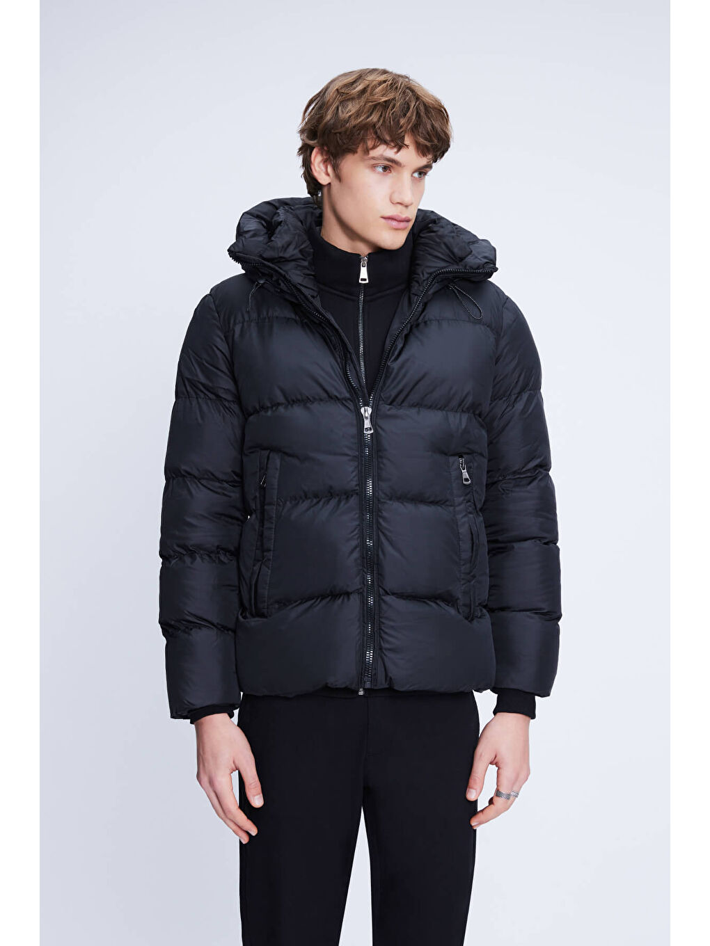 Siyah Dinamik Fit Hakim Yaka Kapüşonlu Şişme Mont