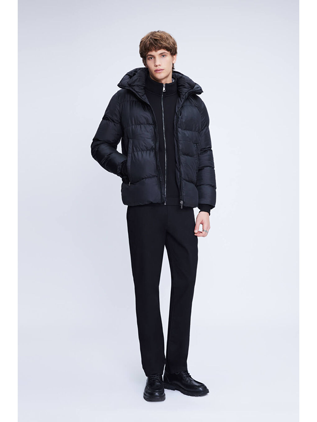 Siyah Dinamik Fit Hakim Yaka Kapüşonlu Şişme Mont-1