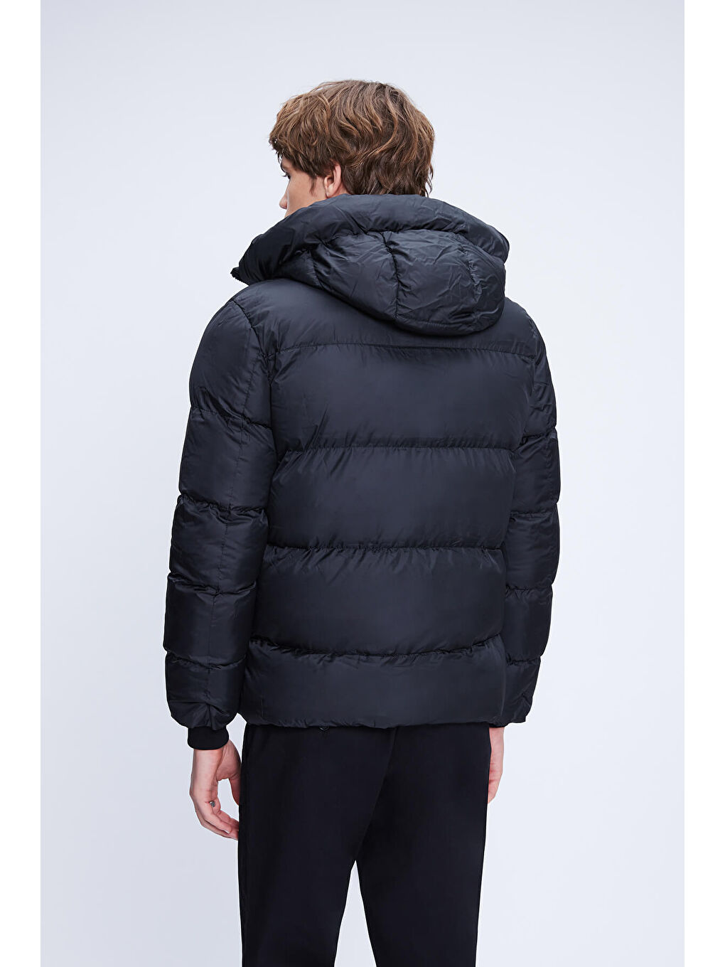 Siyah Dinamik Fit Hakim Yaka Kapüşonlu Şişme Mont-4