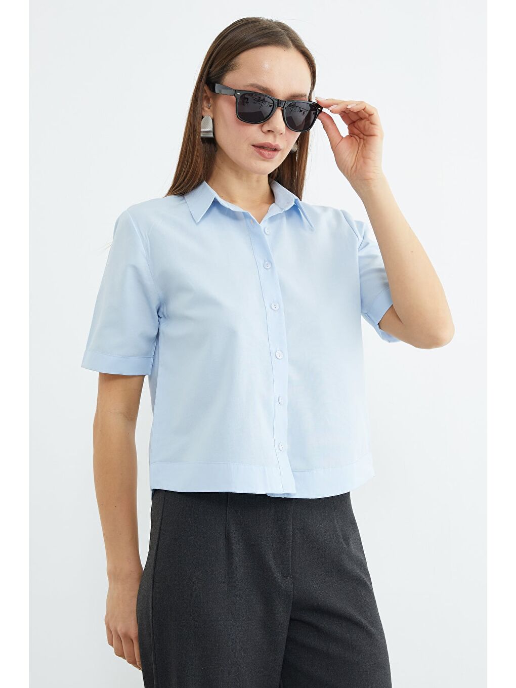 Mavi Basic Kolu Ve Beli Manşetli Crop Gömlek