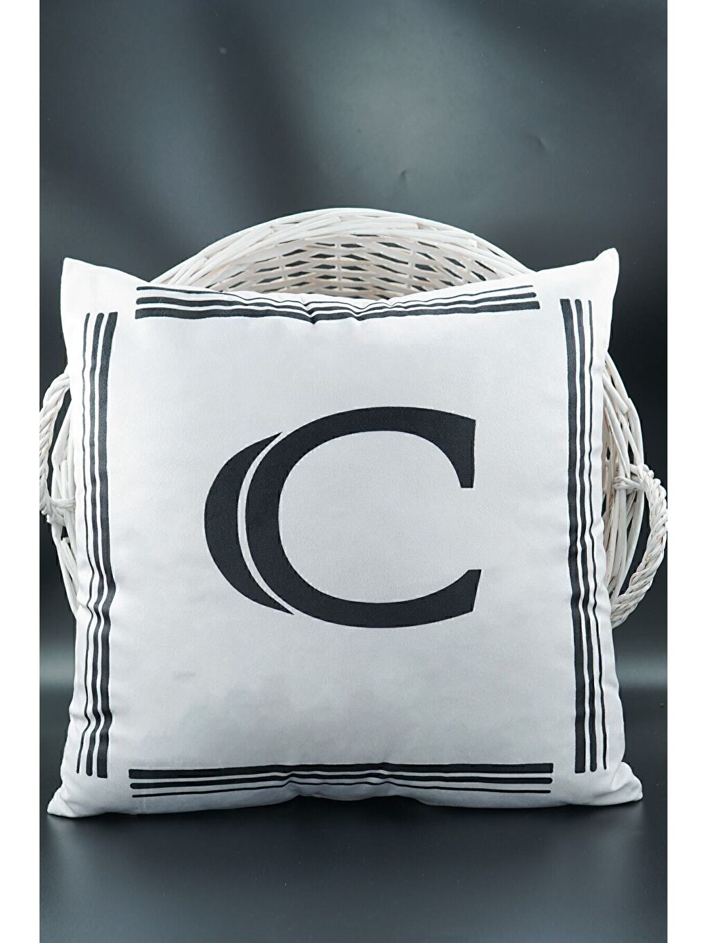 Beyaz Harfli Kırlent Kılıfı Kadife 43x43 Cm Çift Taraflı C Harfi Kedi Desenli Evlilik Teklifi Doğum Günü