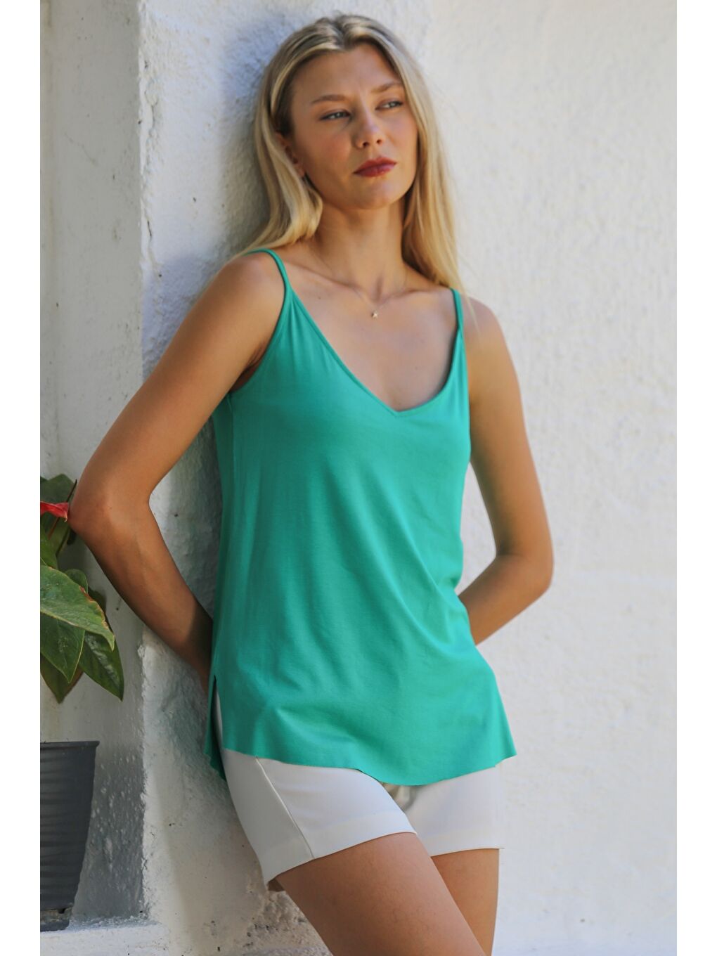 Yeşil V Yaka Askılı Yarım Astarlı Yırtmaçlı Örme Basic Casual Bluz-1