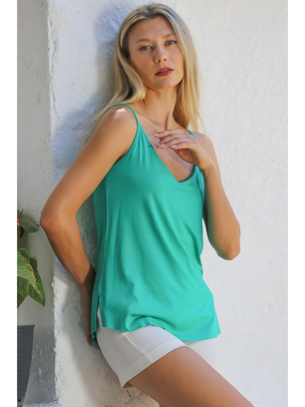 Yeşil V Yaka Askılı Yarım Astarlı Yırtmaçlı Örme Basic Casual Bluz-3