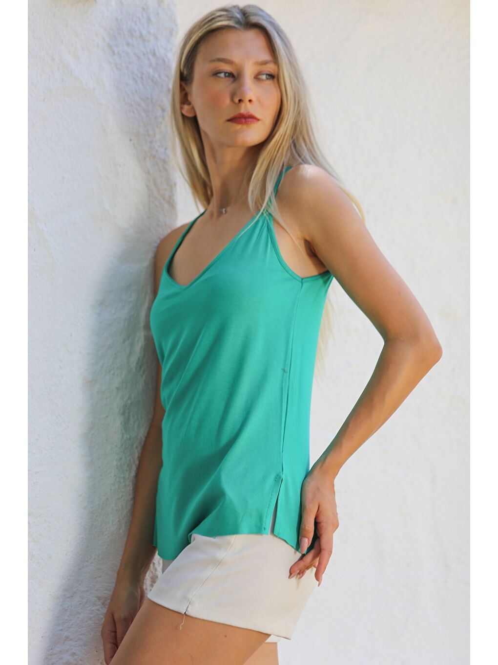 Yeşil V Yaka Askılı Yarım Astarlı Yırtmaçlı Örme Basic Casual Bluz-4