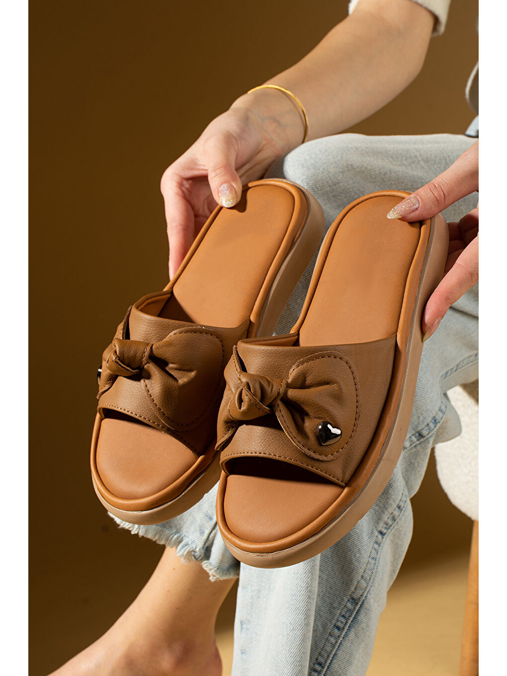 Kahverengi Fiyonklu Masaj Tabanlı Kalp Detaylı Kadın Terlik 59-80-25