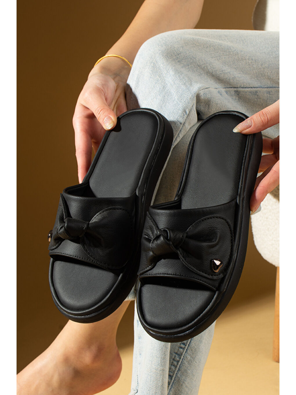 Siyah Fiyonklu Masaj Tabanlı Kalp Detaylı Kadın Terlik 59-80-25