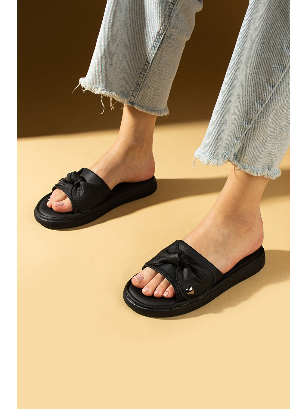 Siyah Fiyonklu Masaj Tabanlı Kalp Detaylı Kadın Terlik 59-80-25-1