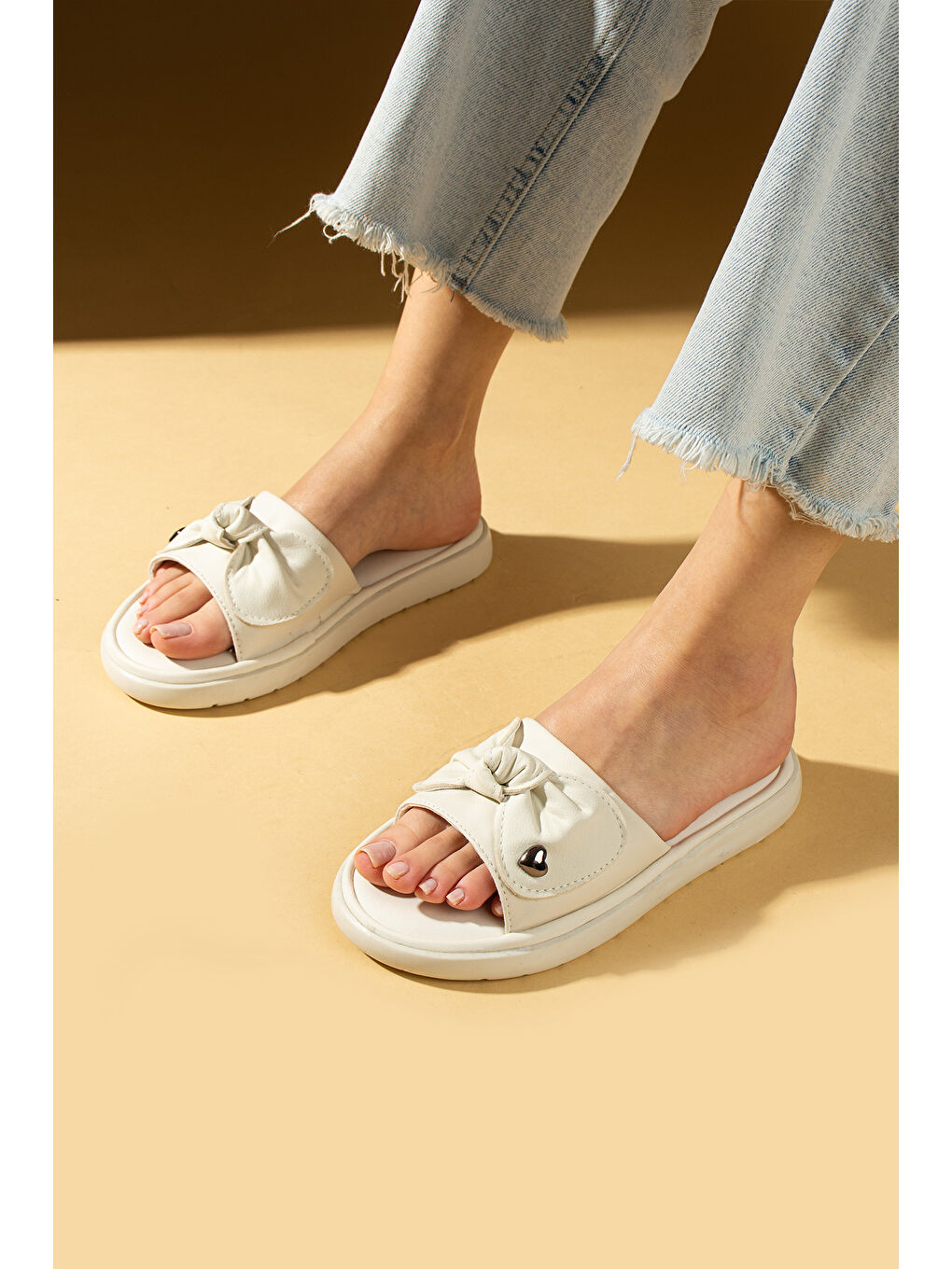 Bej Fiyonklu Masaj Tabanlı Kalp Detaylı Kadın Terlik 59-80-25-1