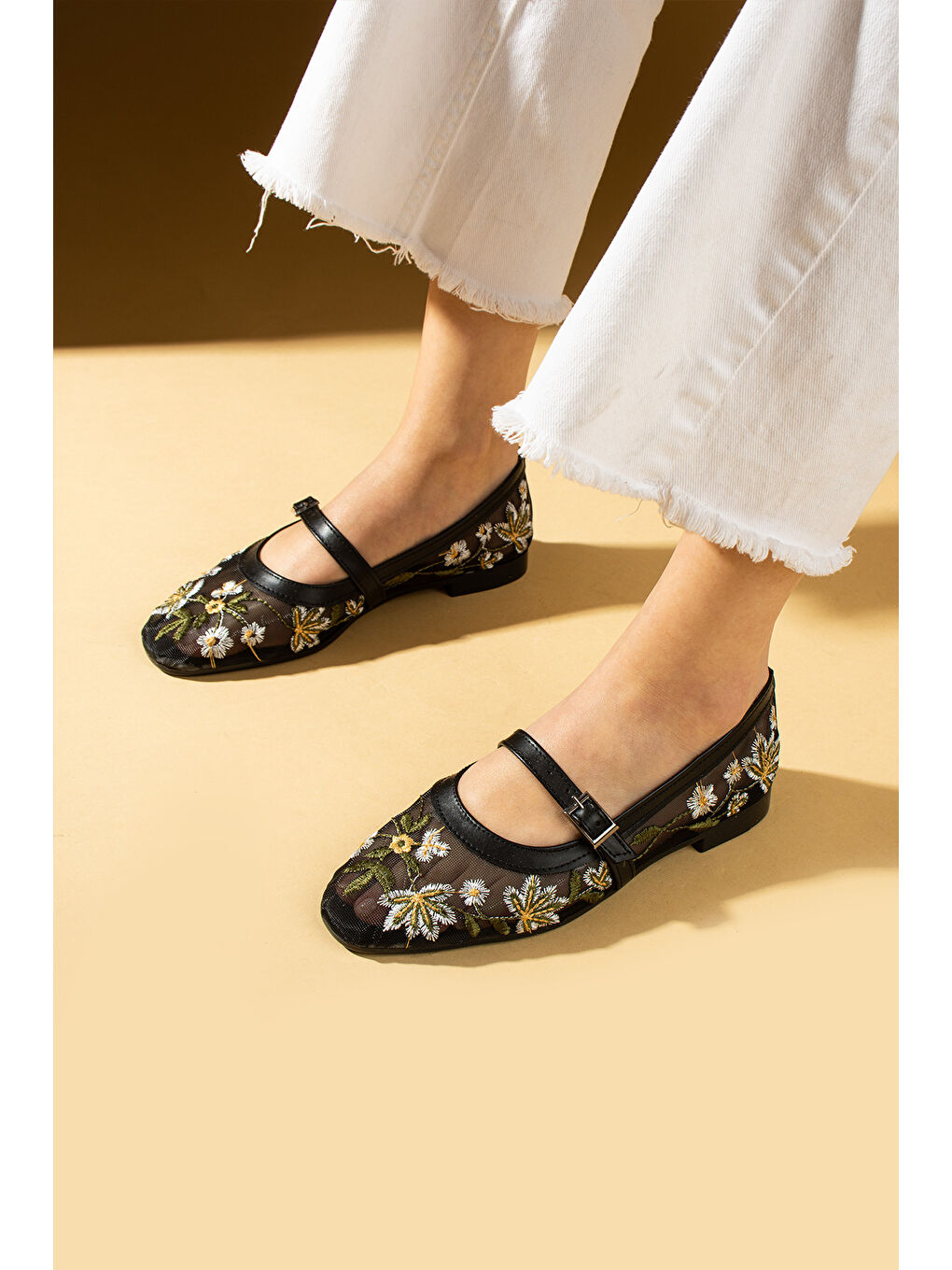 Siyah Çiçek İşlemeli Fileli Toka Detaylı Rahat Taban Kadın Babet 69-011-25File