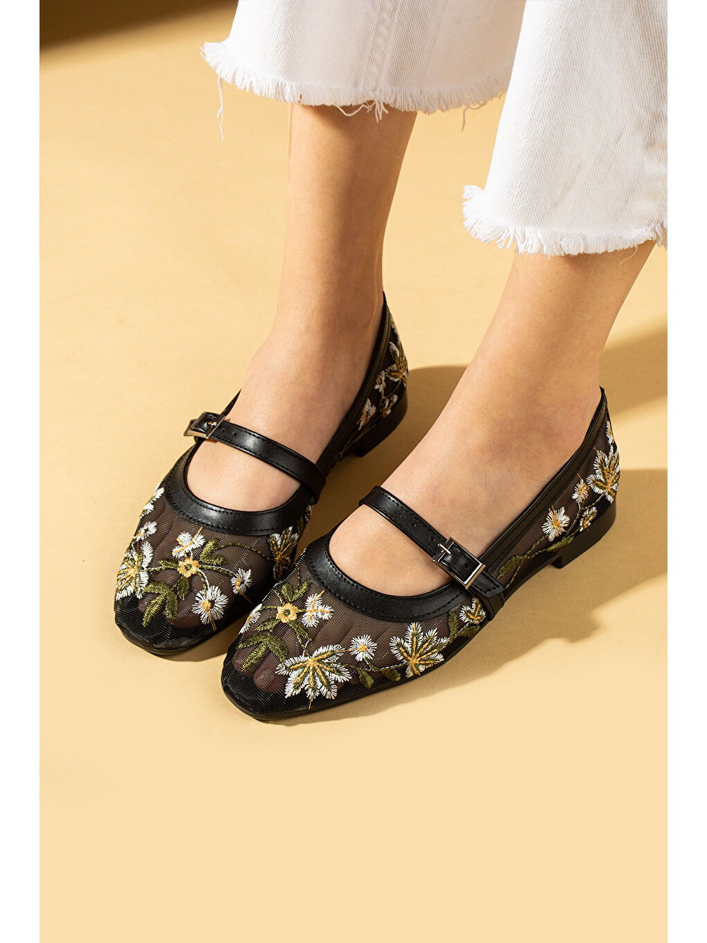 Siyah Çiçek İşlemeli Fileli Toka Detaylı Rahat Taban Kadın Babet 69-011-25File-1