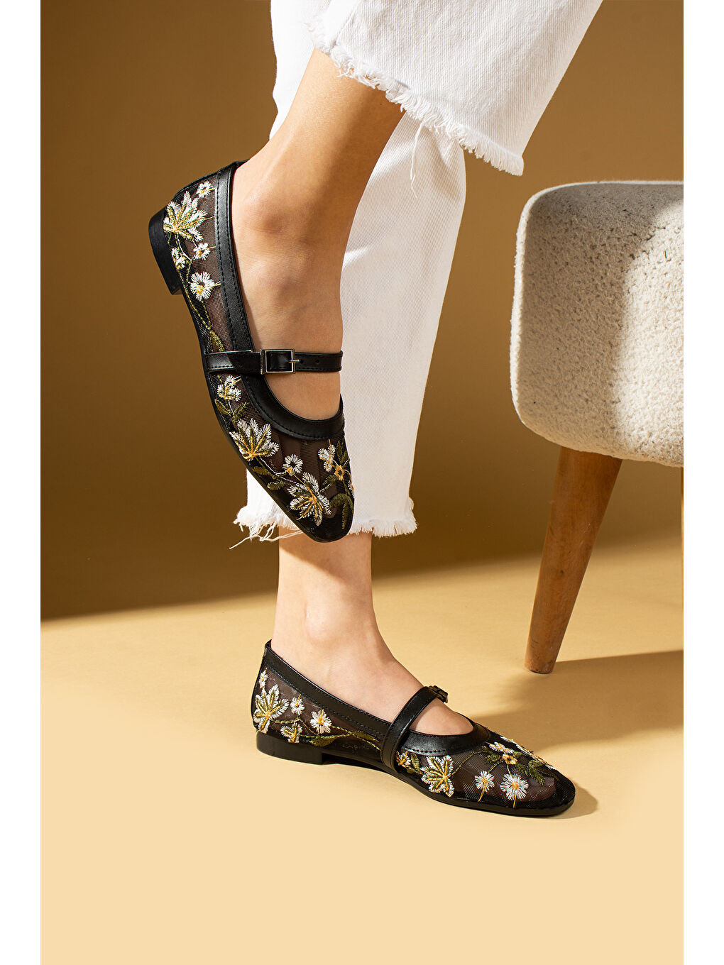 Siyah Çiçek İşlemeli Fileli Toka Detaylı Rahat Taban Kadın Babet 69-011-25File-2