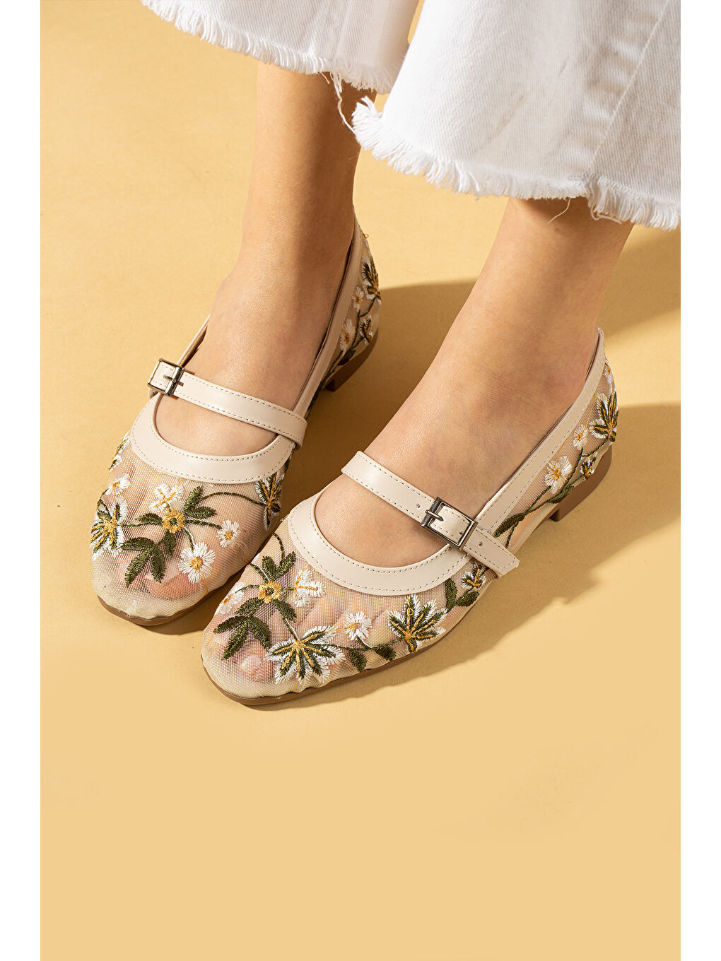 Bej Çiçek İşlemeli Fileli Toka Detaylı Rahat Taban Kadın Babet 69-011-25File