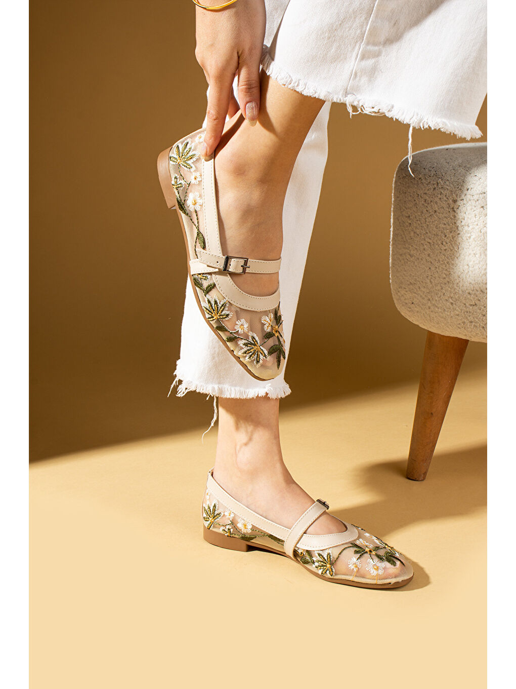 Bej Çiçek İşlemeli Fileli Toka Detaylı Rahat Taban Kadın Babet 69-011-25File-1