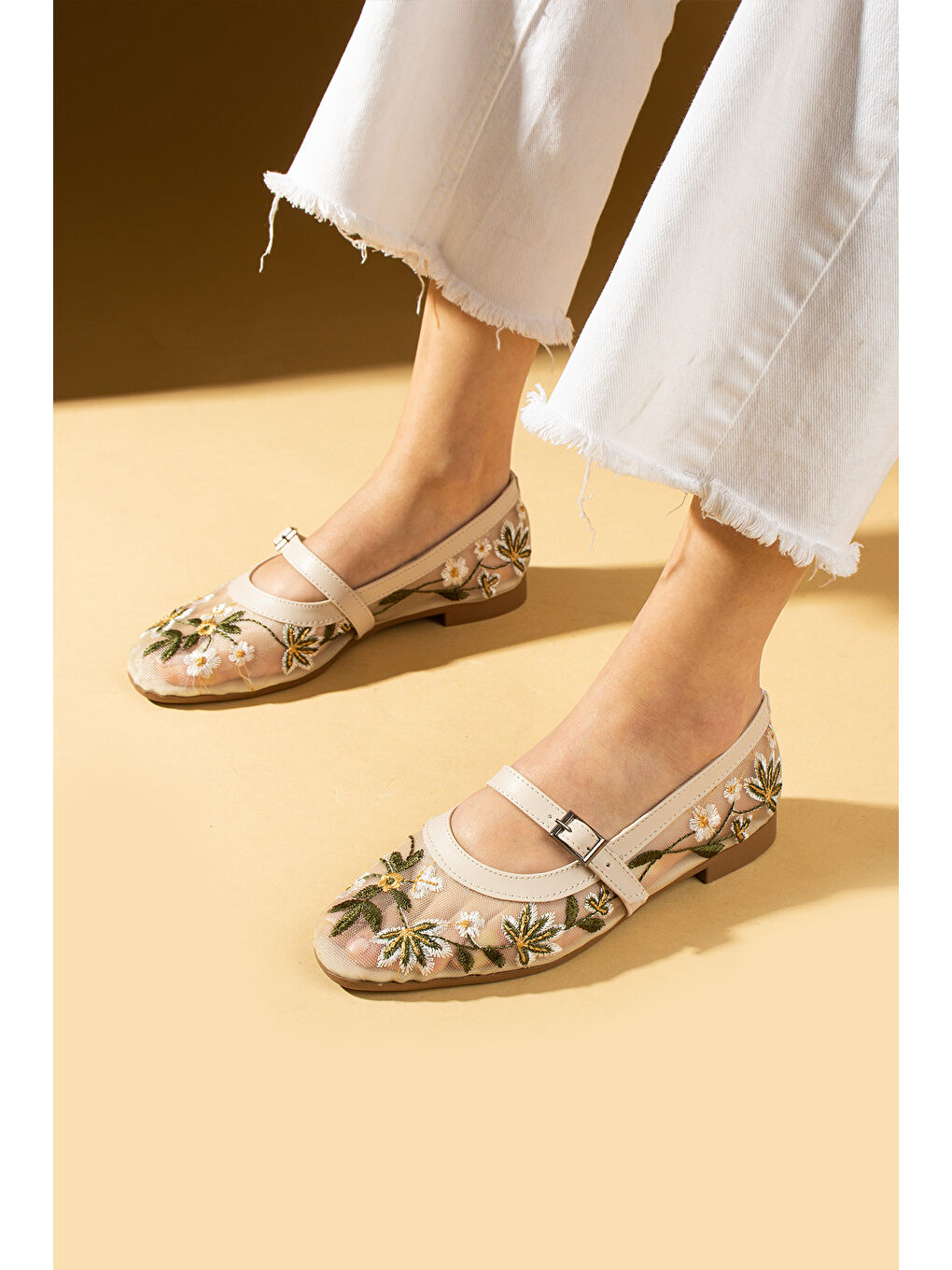 Bej Çiçek İşlemeli Fileli Toka Detaylı Rahat Taban Kadın Babet 69-011-25File-2