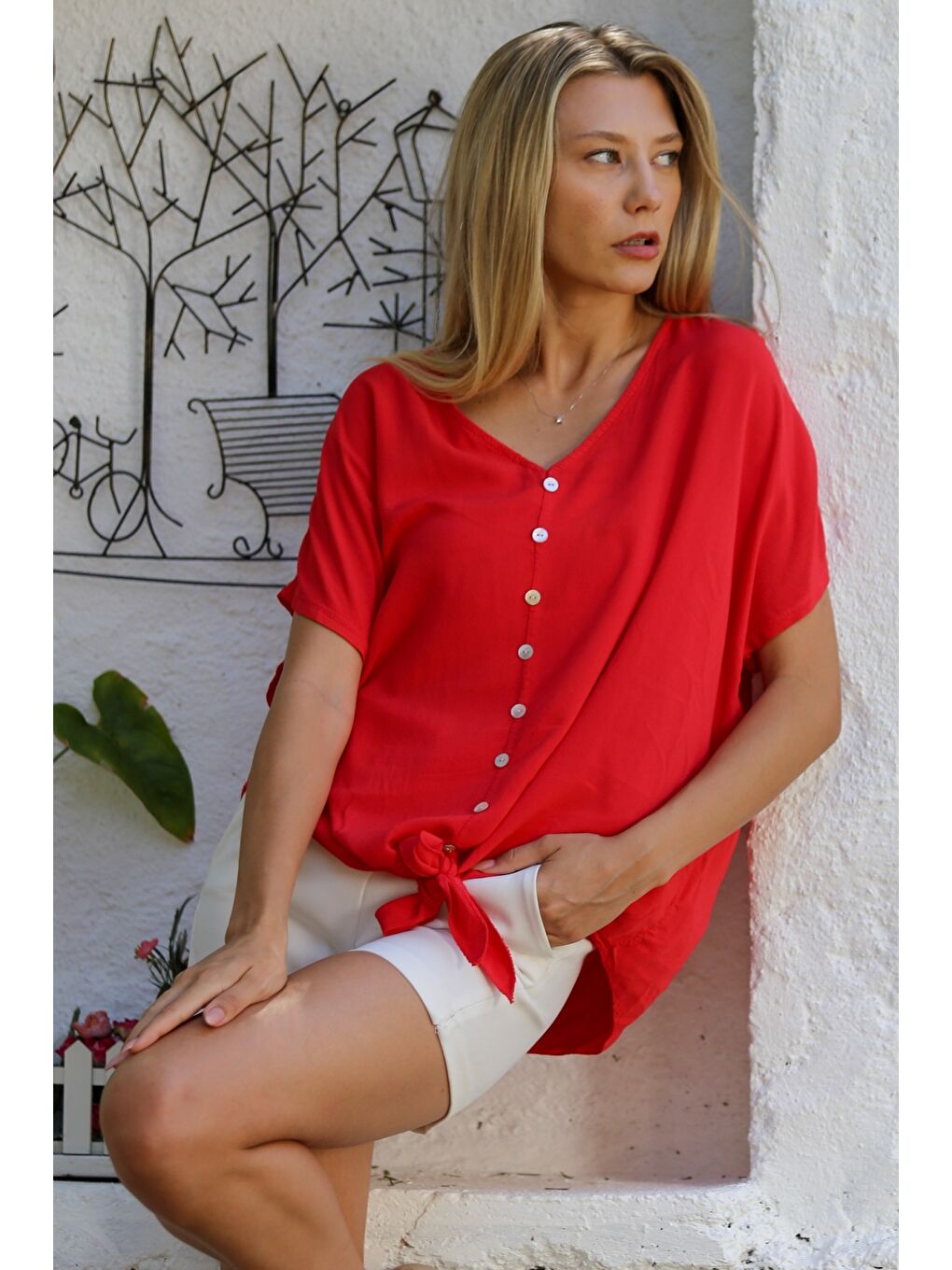 İtalyan Kırmızı V Yaka Düşük Kol Bağlamalı Süs Düğmeli Dokuma Casual Bluz