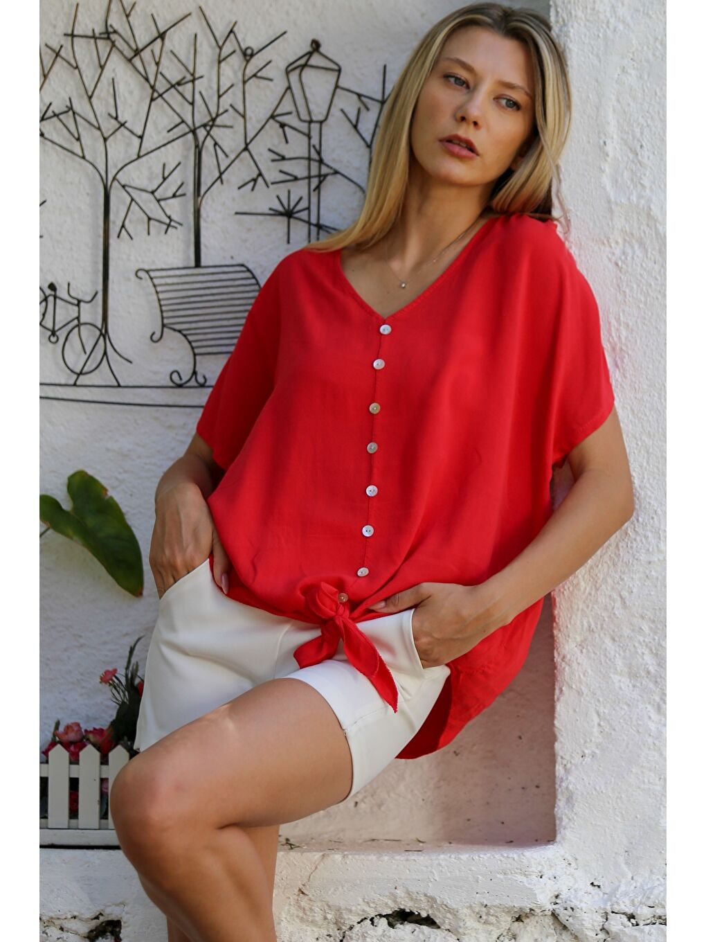 İtalyan Kırmızı V Yaka Düşük Kol Bağlamalı Süs Düğmeli Dokuma Casual Bluz-1