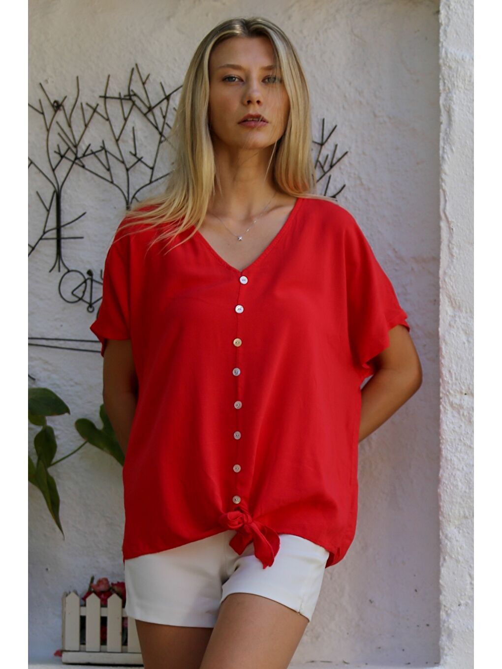 İtalyan Kırmızı V Yaka Düşük Kol Bağlamalı Süs Düğmeli Dokuma Casual Bluz-2