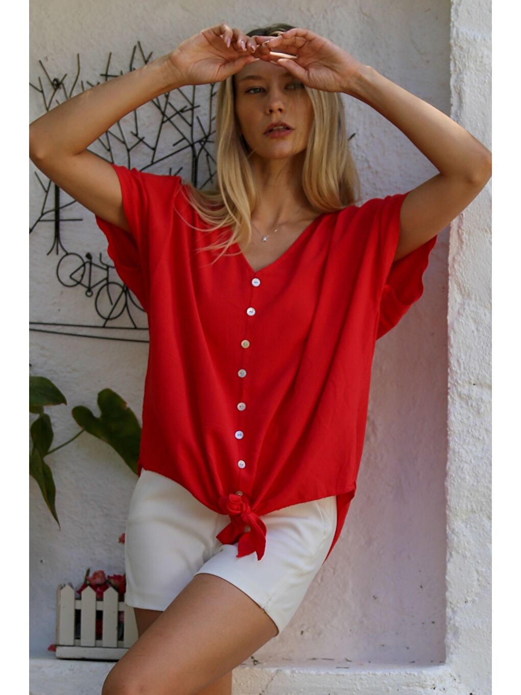 İtalyan Kırmızı V Yaka Düşük Kol Bağlamalı Süs Düğmeli Dokuma Casual Bluz-3