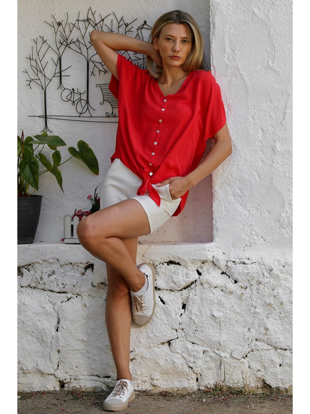 İtalyan Kırmızı V Yaka Düşük Kol Bağlamalı Süs Düğmeli Dokuma Casual Bluz-4