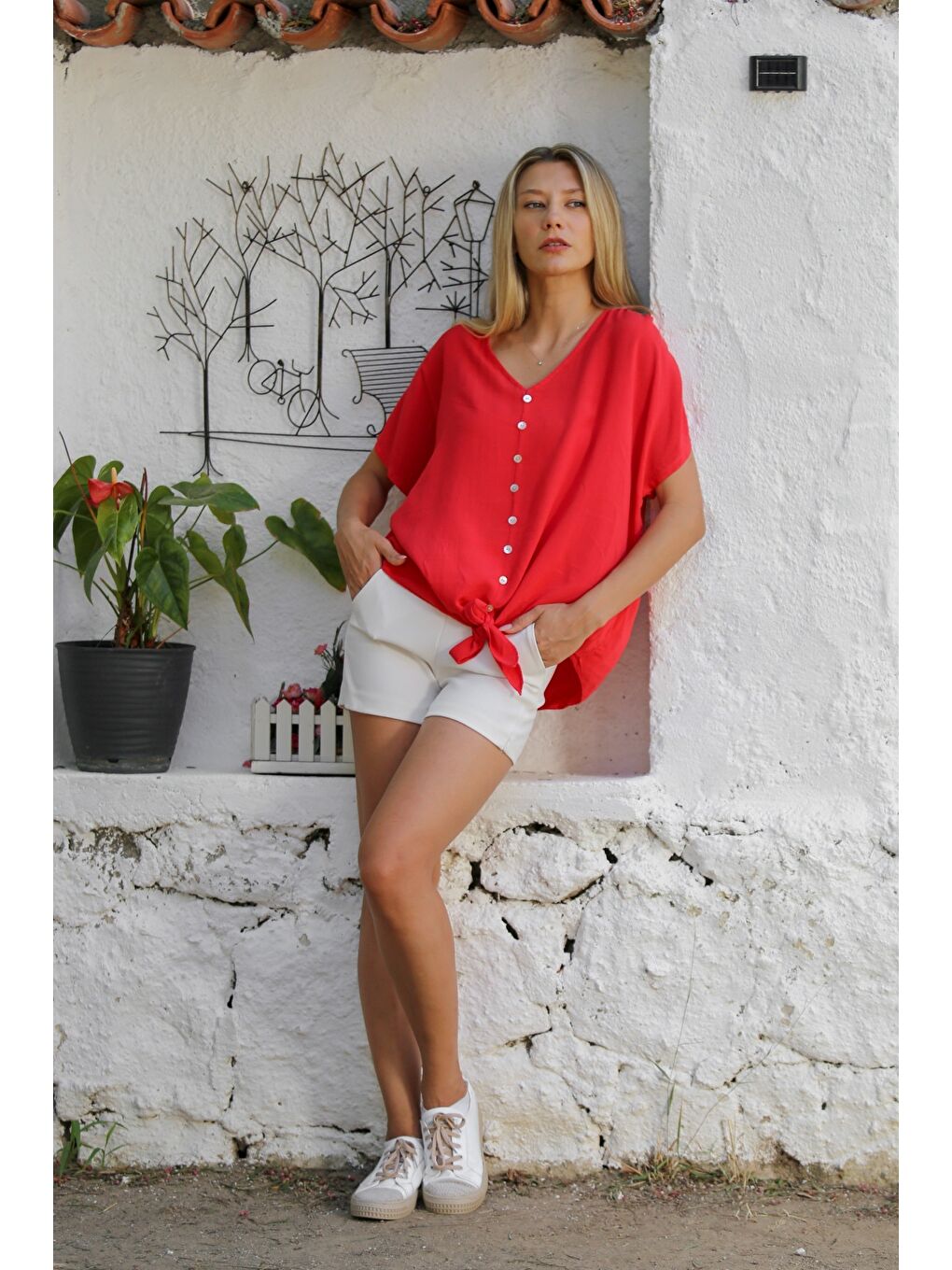 İtalyan Kırmızı V Yaka Düşük Kol Bağlamalı Süs Düğmeli Dokuma Casual Bluz-5