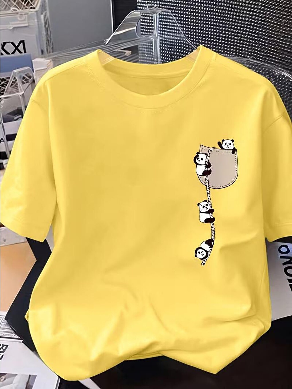 Sarı Sevimli Panda Grafikli İpli Cep Detaylı Kısa Kollu Oversize Unisex Bisiklet Yaka Tişört