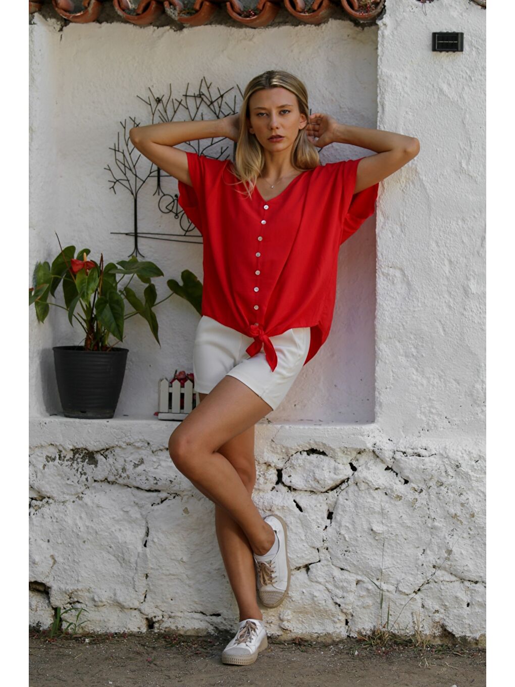 İtalyan Kırmızı V Yaka Düşük Kol Bağlamalı Süs Düğmeli Dokuma Casual Bluz-6