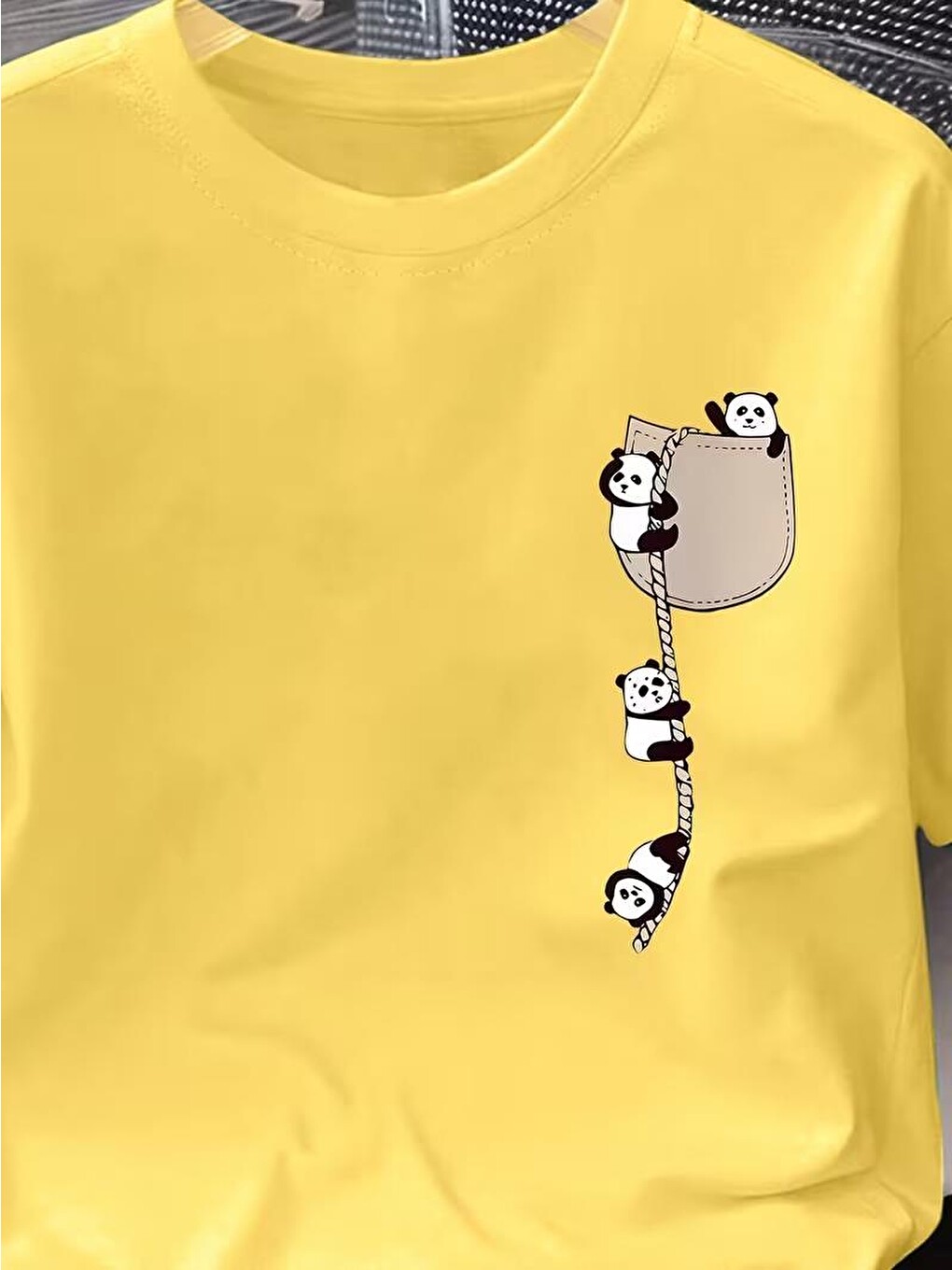 Sarı Sevimli Panda Grafikli İpli Cep Detaylı Kısa Kollu Oversize Unisex Bisiklet Yaka Tişört-1