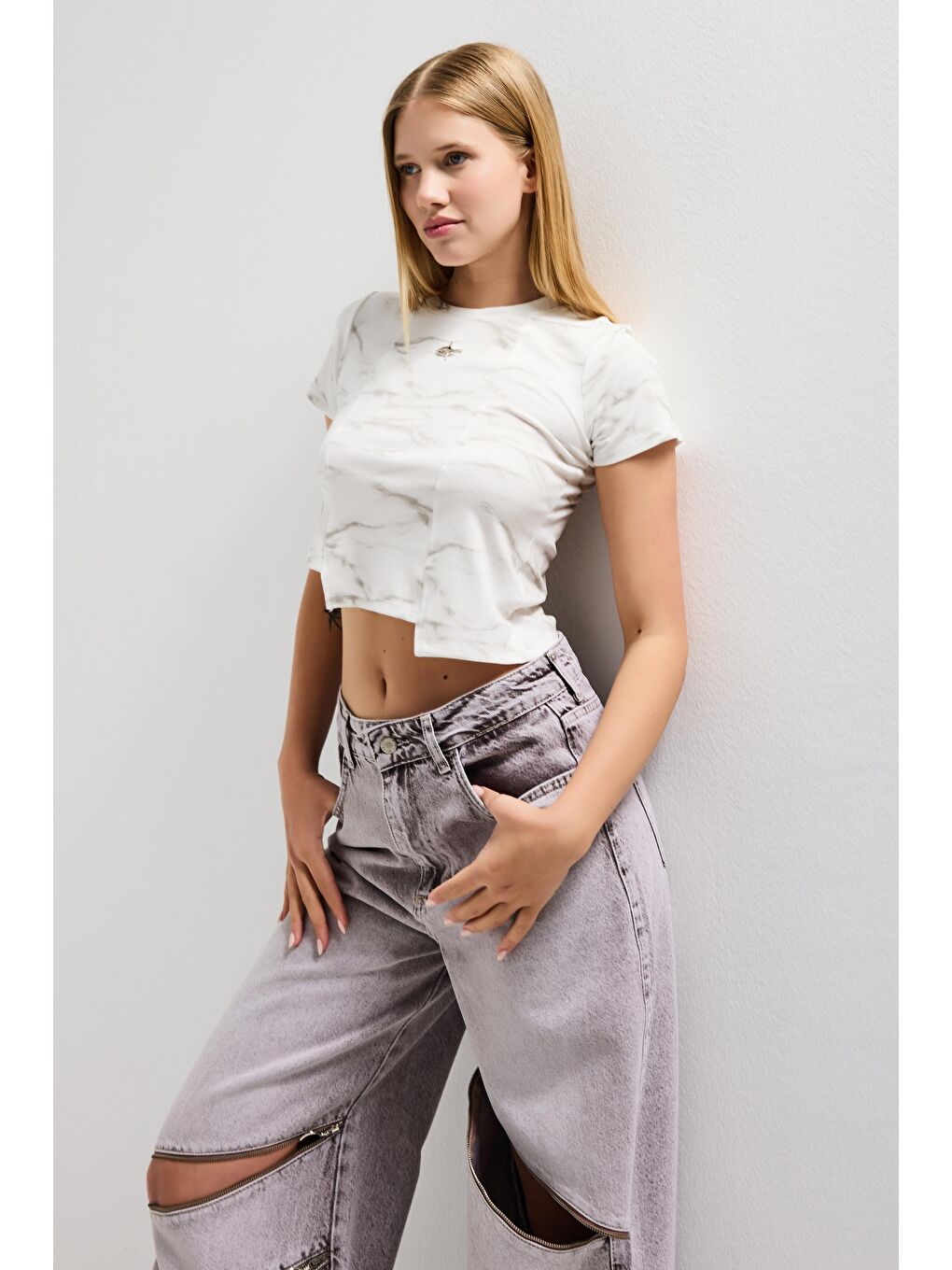 Kadın Beyaz w5 Aksesuar Detaylı Asimetrik Kesim Crop Top