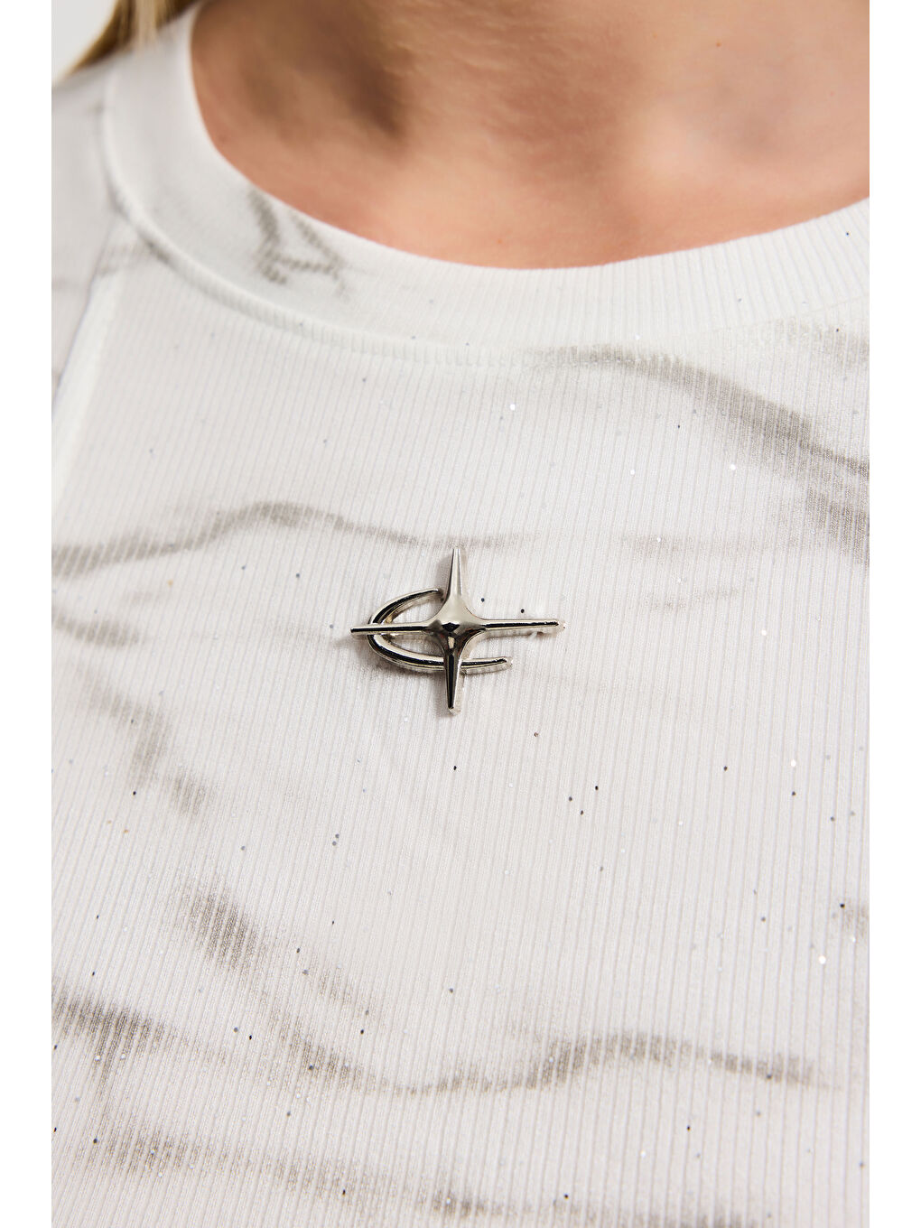 Kadın Beyaz w5 Aksesuar Detaylı Asimetrik Kesim Crop Top-1