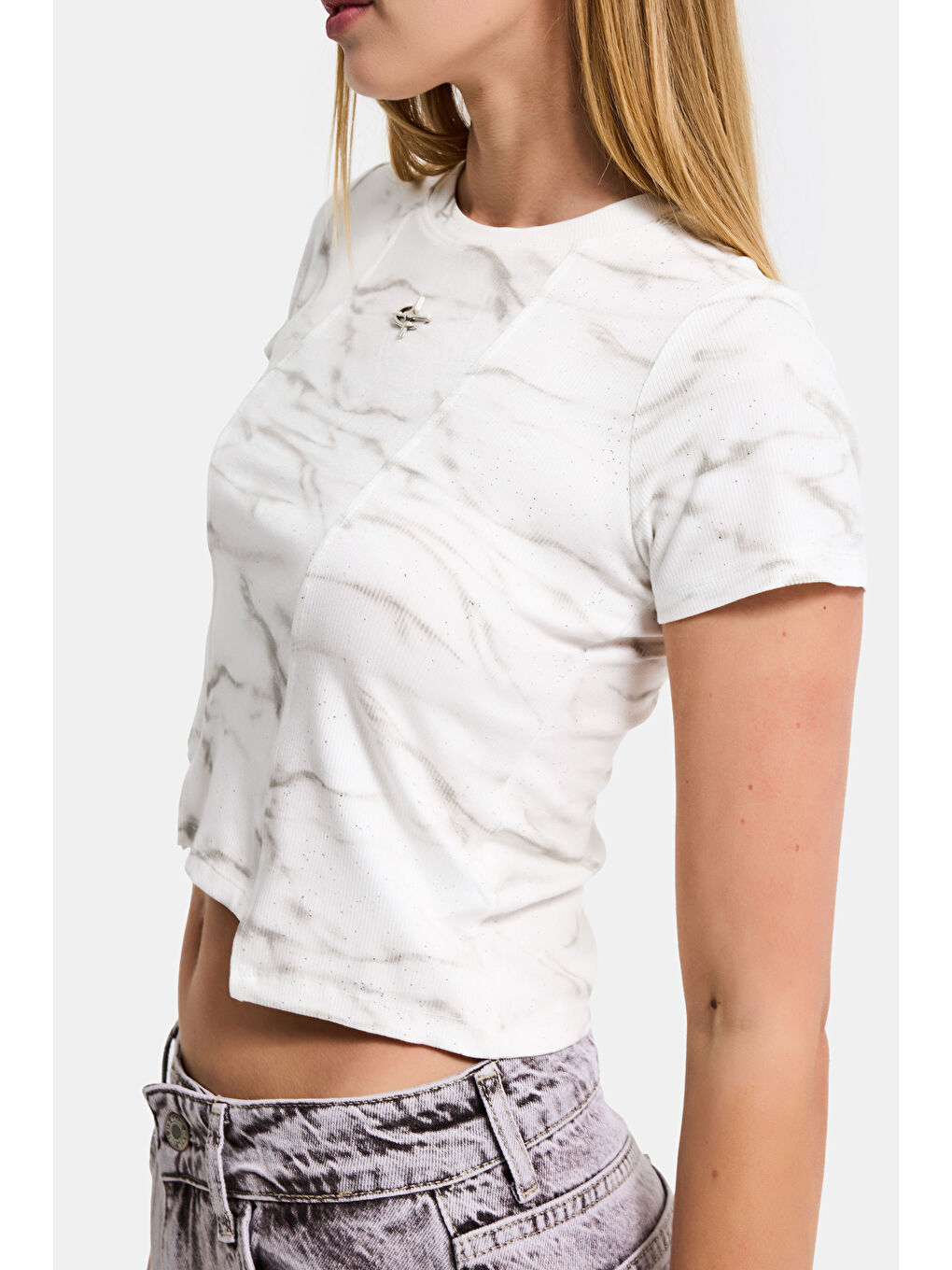 Kadın Beyaz w5 Aksesuar Detaylı Asimetrik Kesim Crop Top-4