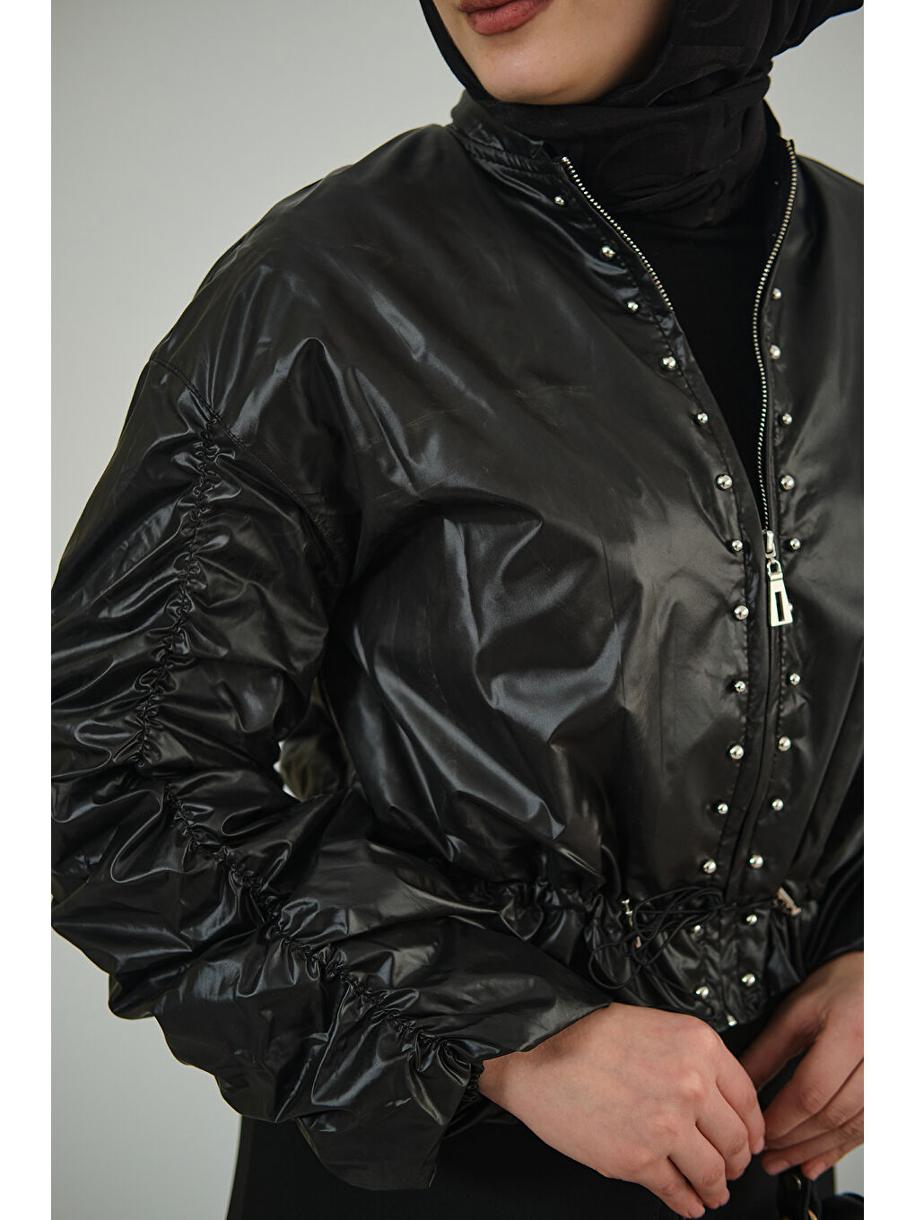 Kadın Ön Boncuk Detay Kısa Yağmurluk Siyah-4