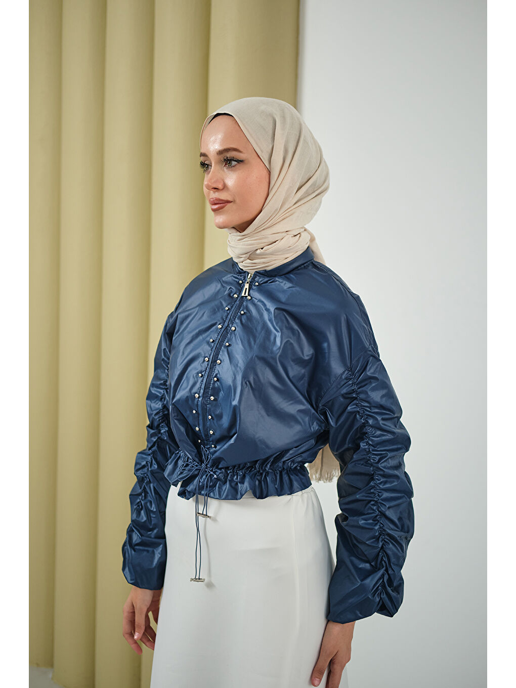 Kadın Ön Boncuk Detay Kısa Yağmurluk Lacivert-2