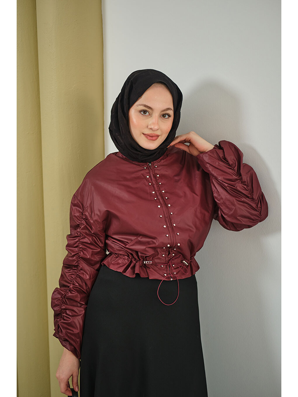 Kadın Ön Boncuk Detay Kısa Yağmurluk Bordo