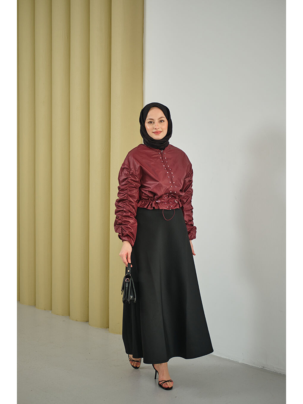 Kadın Ön Boncuk Detay Kısa Yağmurluk Bordo-1