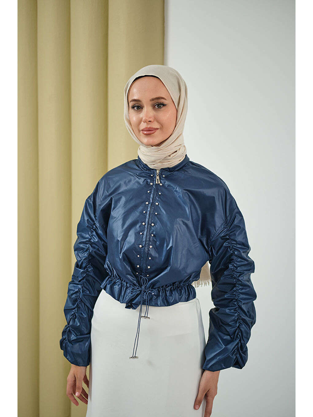 Kadın Ön Boncuk Detay Kısa Yağmurluk Lacivert-4