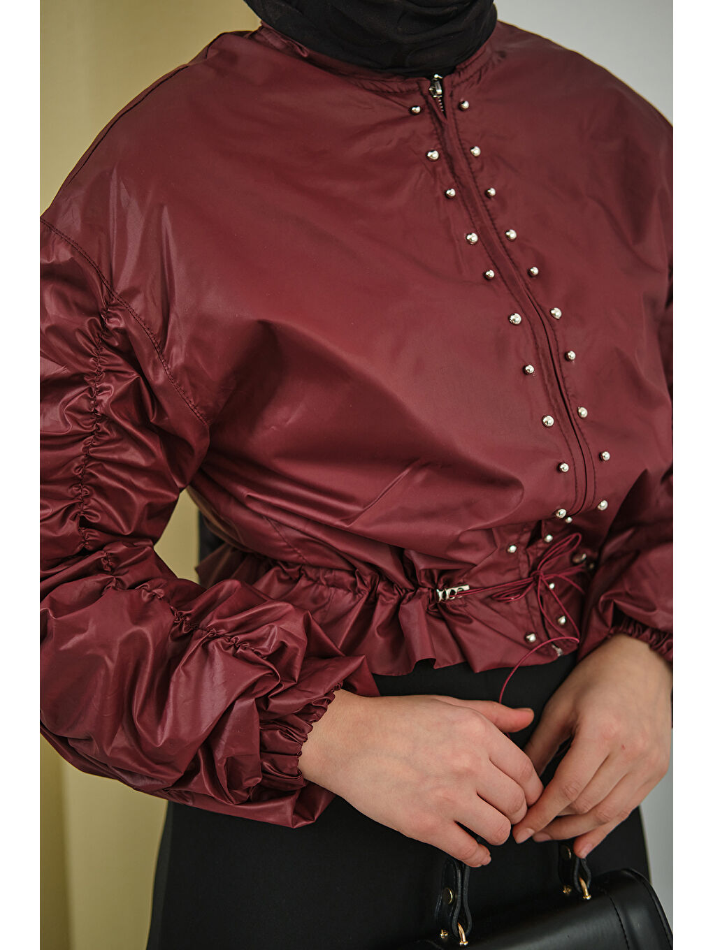 Kadın Ön Boncuk Detay Kısa Yağmurluk Bordo-4