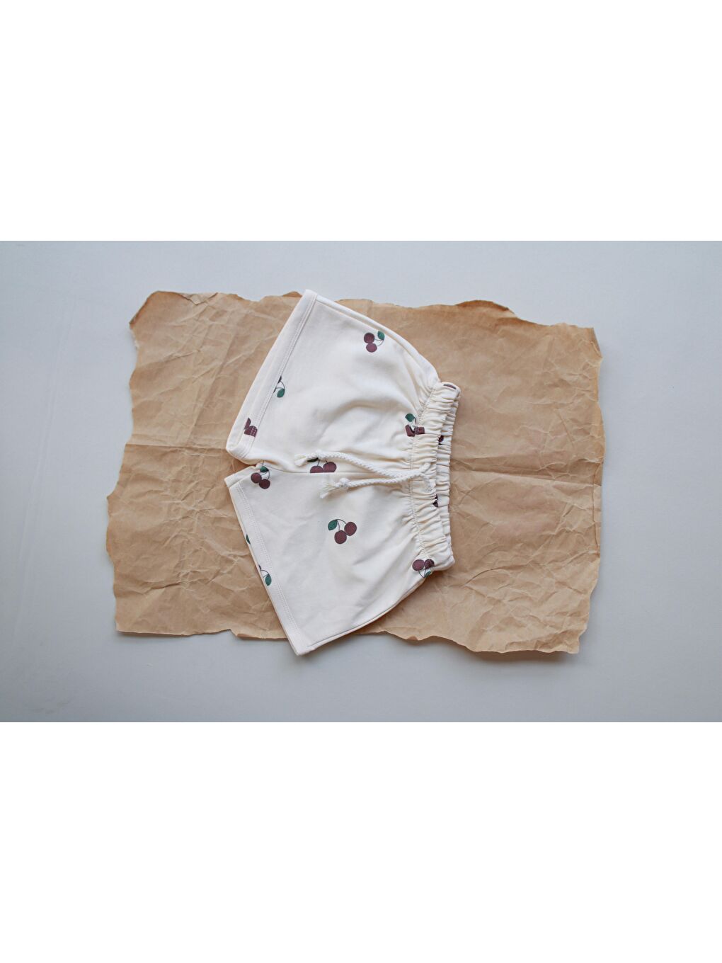Ekru Kiraz Baskılı Bağcıklı Şort