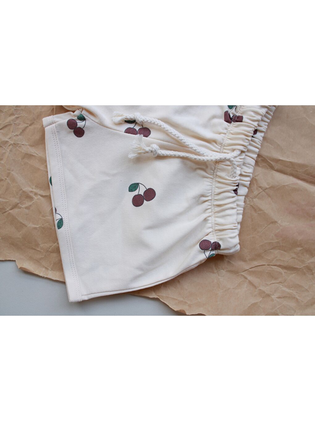 Ekru Kiraz Baskılı Bağcıklı Şort-1